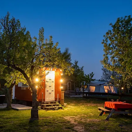 Tiny Wineyhouse 3 Luxe tent