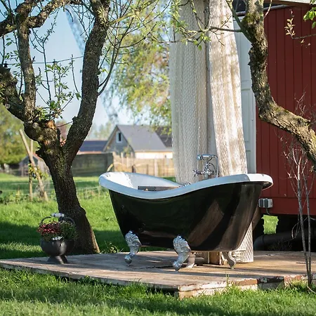 Tiny Wineyhouse 3 Luxe tent